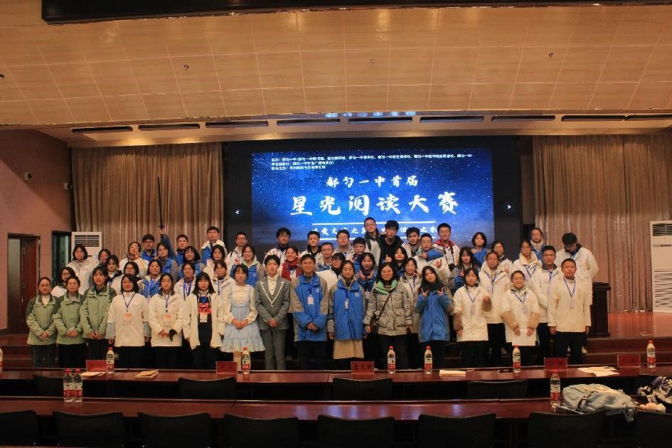 工作人员合影留念